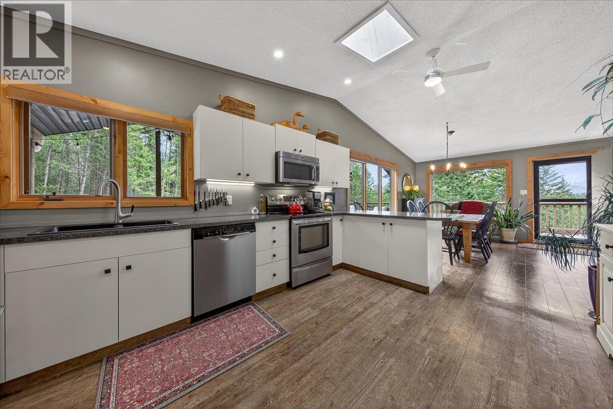 8076 Mcintosh Loop Road, Radium Hot Springs, British Columbia  V0A 1M0 - Photo 6 - 10384010