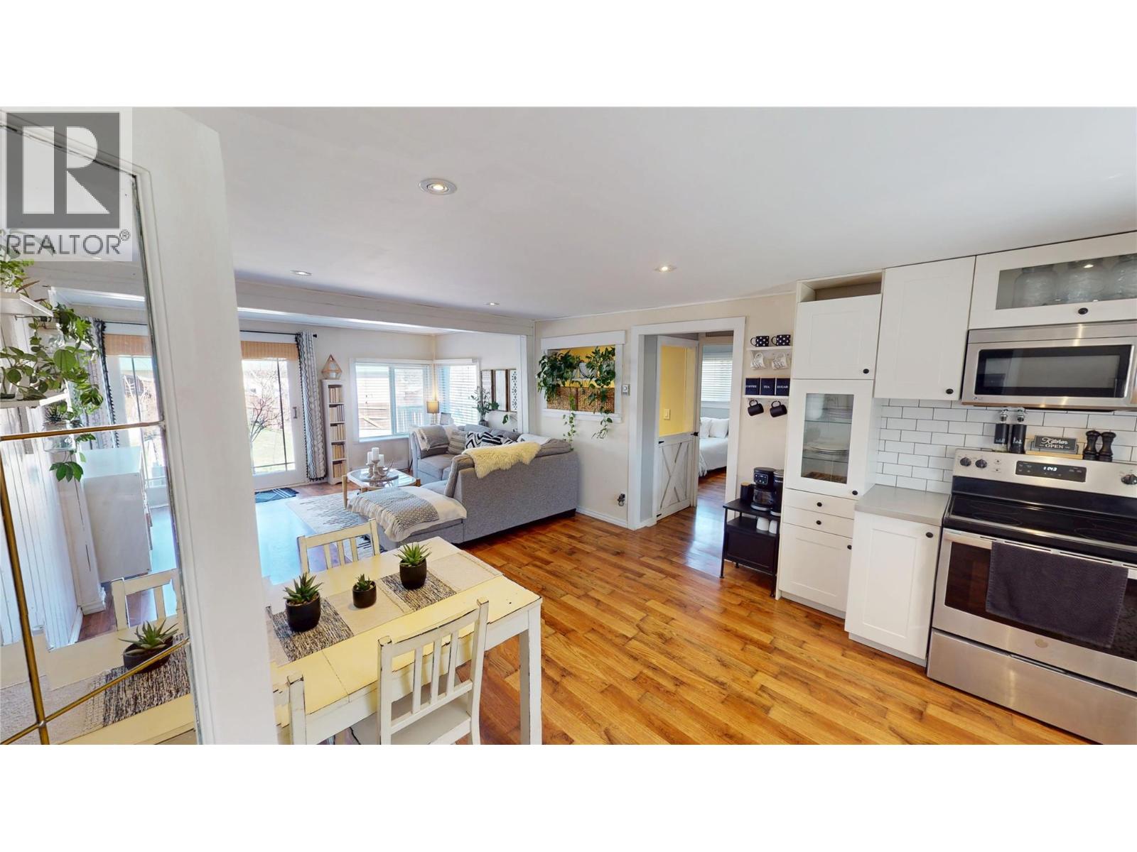 5728 Vermillion Street, Edgewater, British Columbia  V0A 1E0 - Photo 10 - 10384275