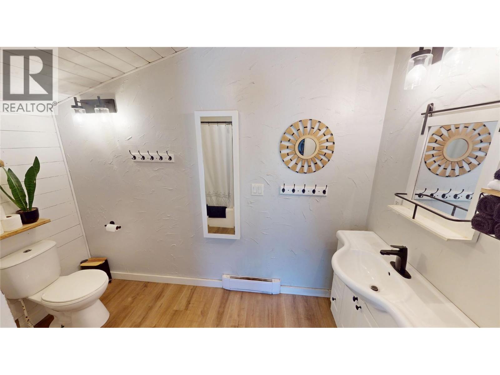 5728 Vermillion Street, Edgewater, British Columbia  V0A 1E0 - Photo 16 - 10384275