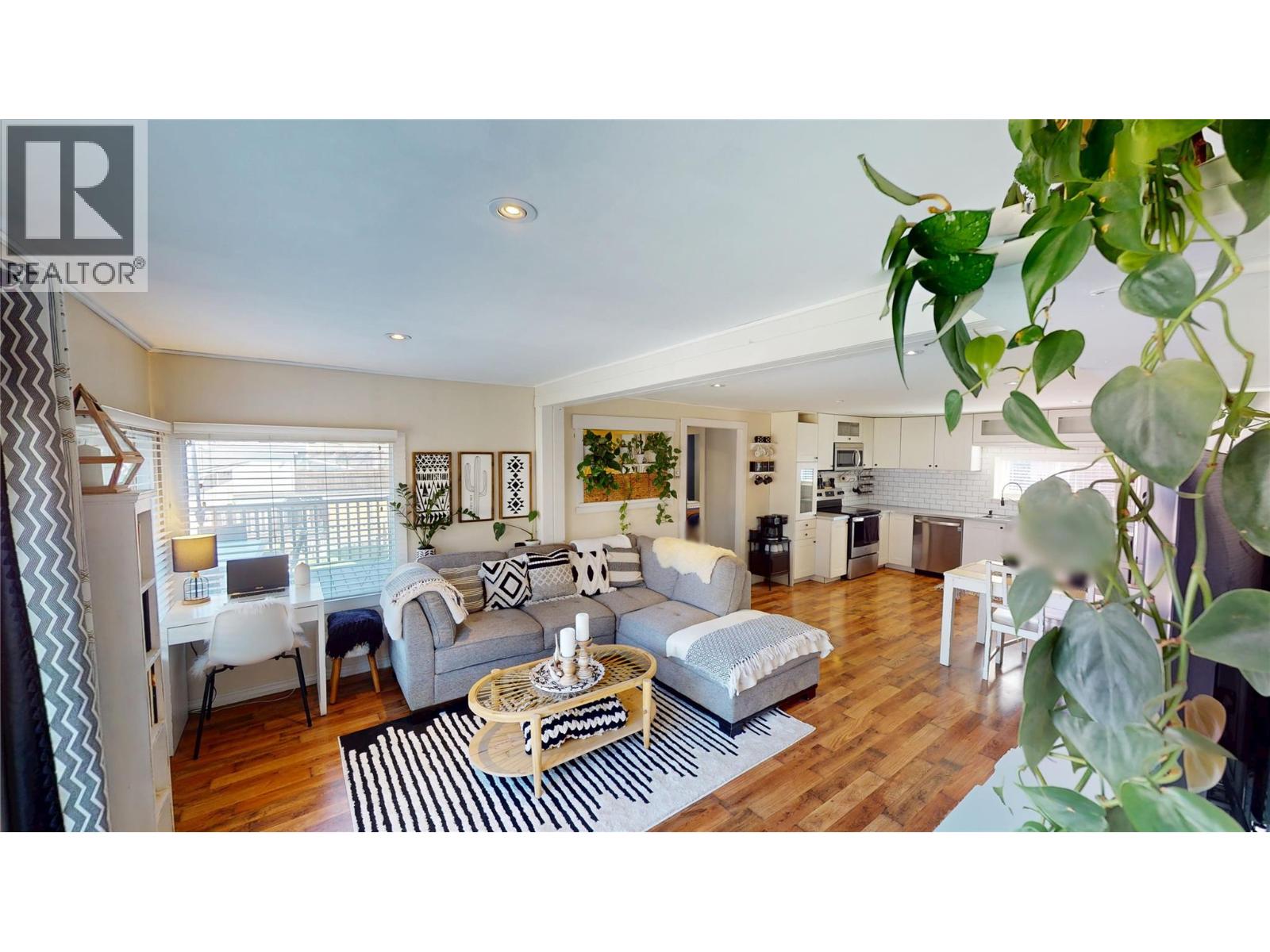 5728 Vermillion Street, Edgewater, British Columbia  V0A 1E0 - Photo 3 - 10384275