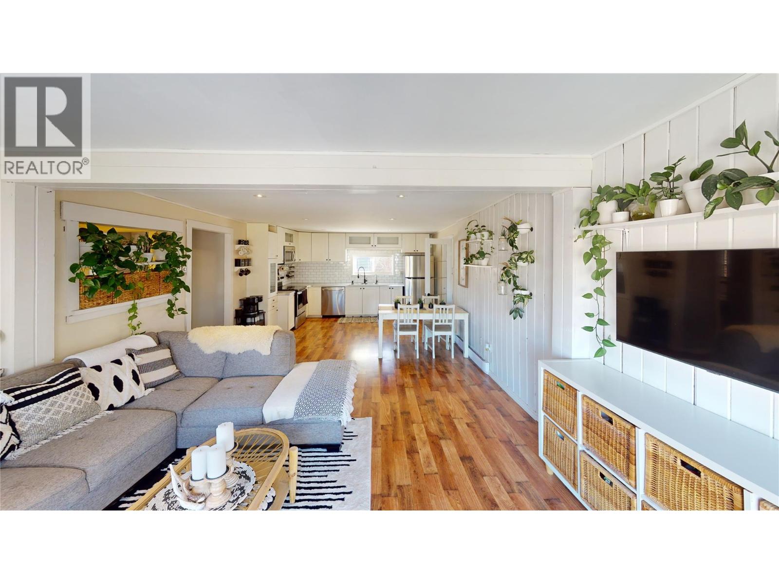 5728 Vermillion Street, Edgewater, British Columbia  V0A 1E0 - Photo 4 - 10384275