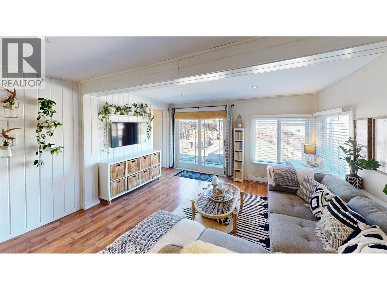 5728 Vermillion Street, Edgewater, British Columbia  V0A 1E0 - Photo 5 - 10384275