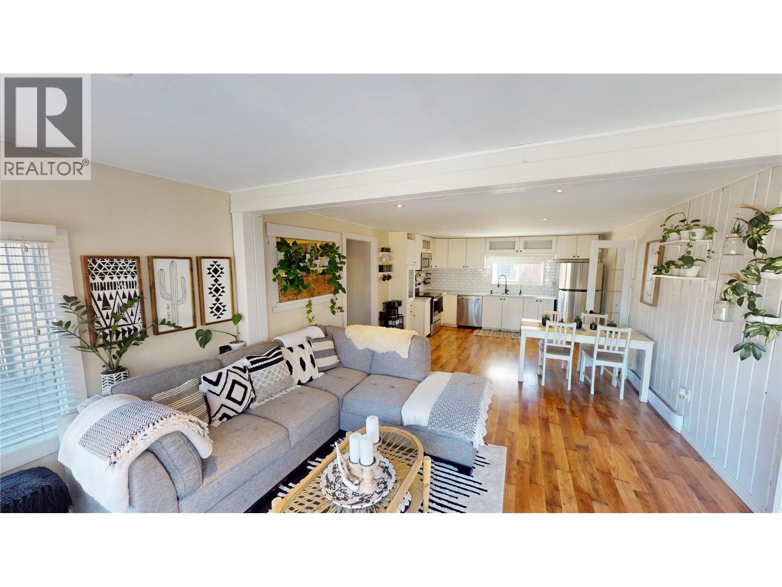 5728 Vermillion Street, Edgewater, British Columbia  V0A 1E0 - Photo 8 - 10384275