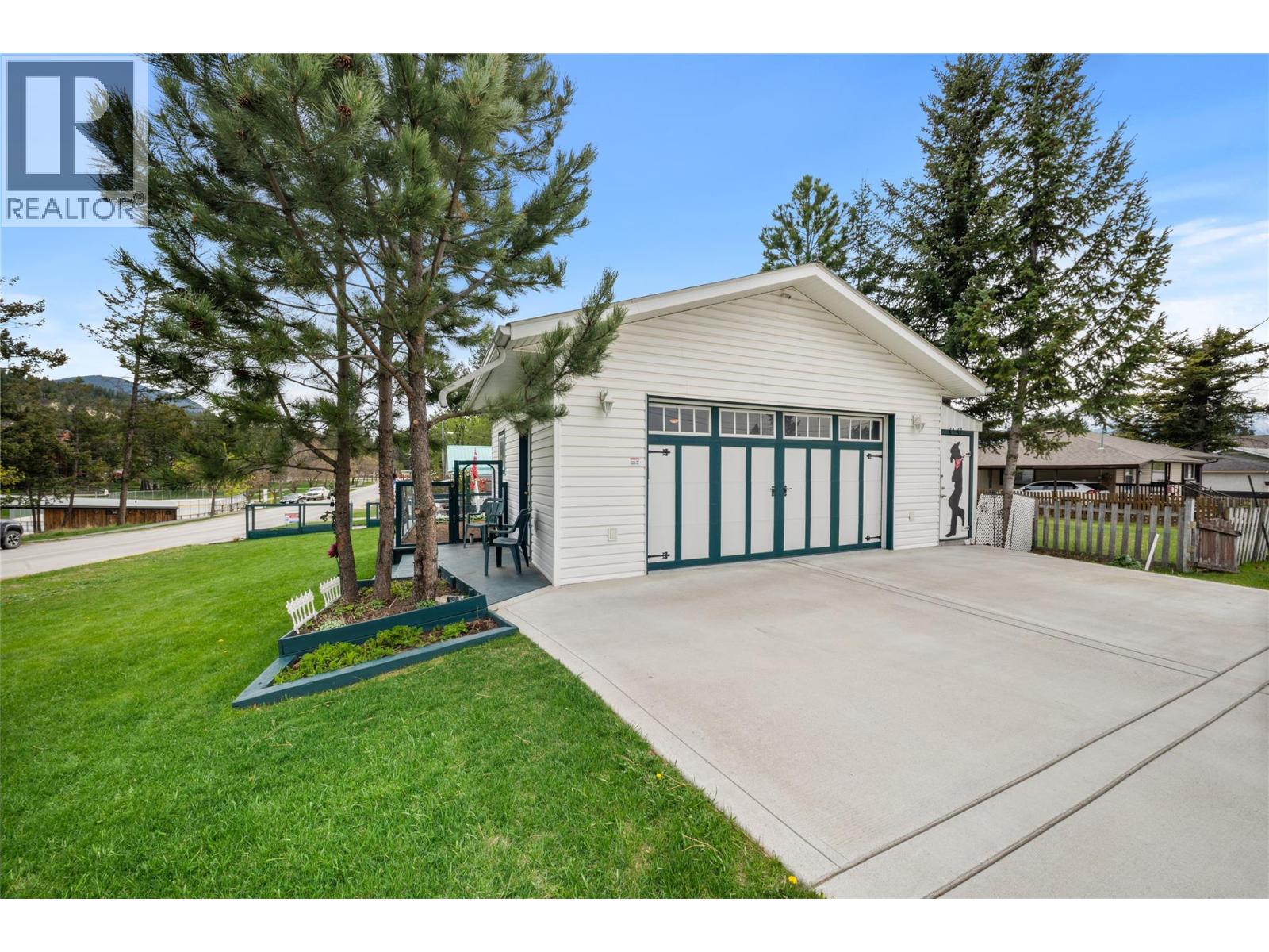 7527 Park Drive West, Radium Hot Springs, British Columbia  V0A 1M0 - Photo 3 - 10386744