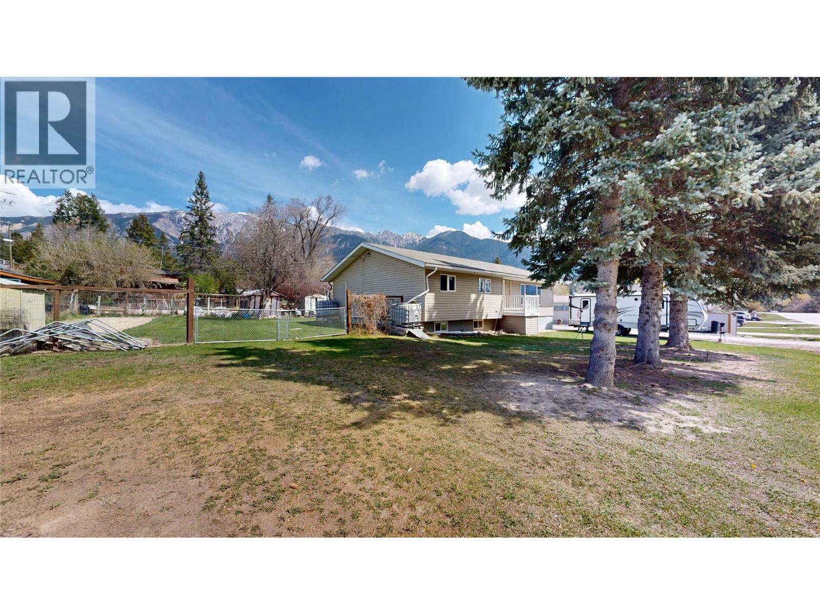 4835 Purcell Avenue, Edgewater, British Columbia  V0A 1E0 - Photo 2 - 10386916