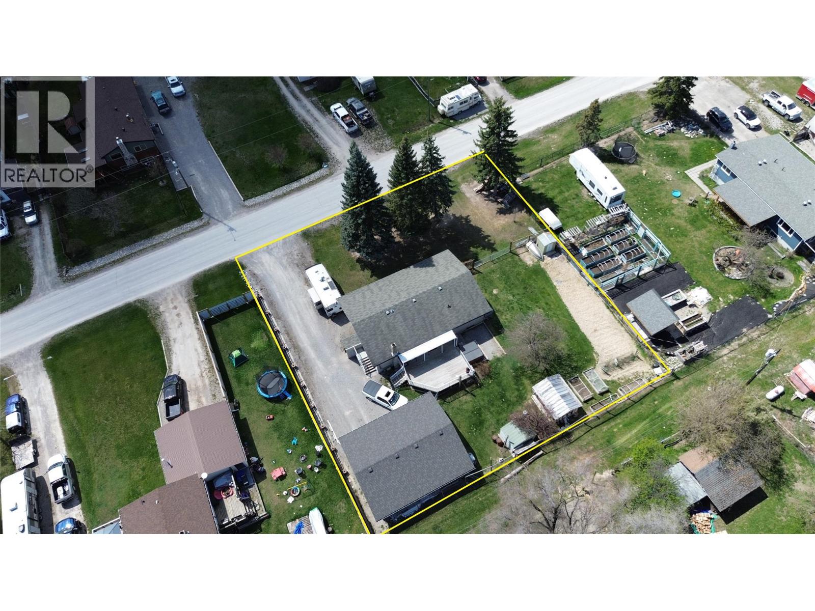 4835 Purcell Avenue, Edgewater, British Columbia  V0A 1E0 - Photo 3 - 10386916