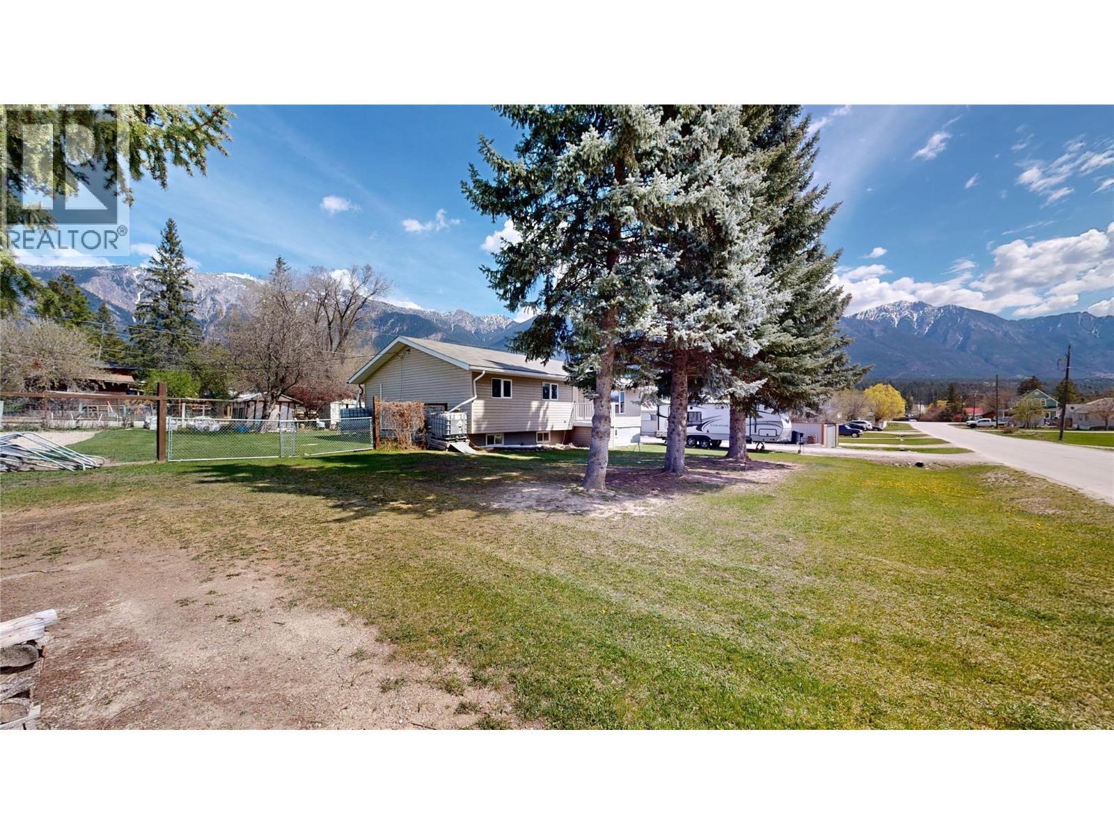 4835 Purcell Avenue, Edgewater, British Columbia  V0A 1E0 - Photo 31 - 10386916