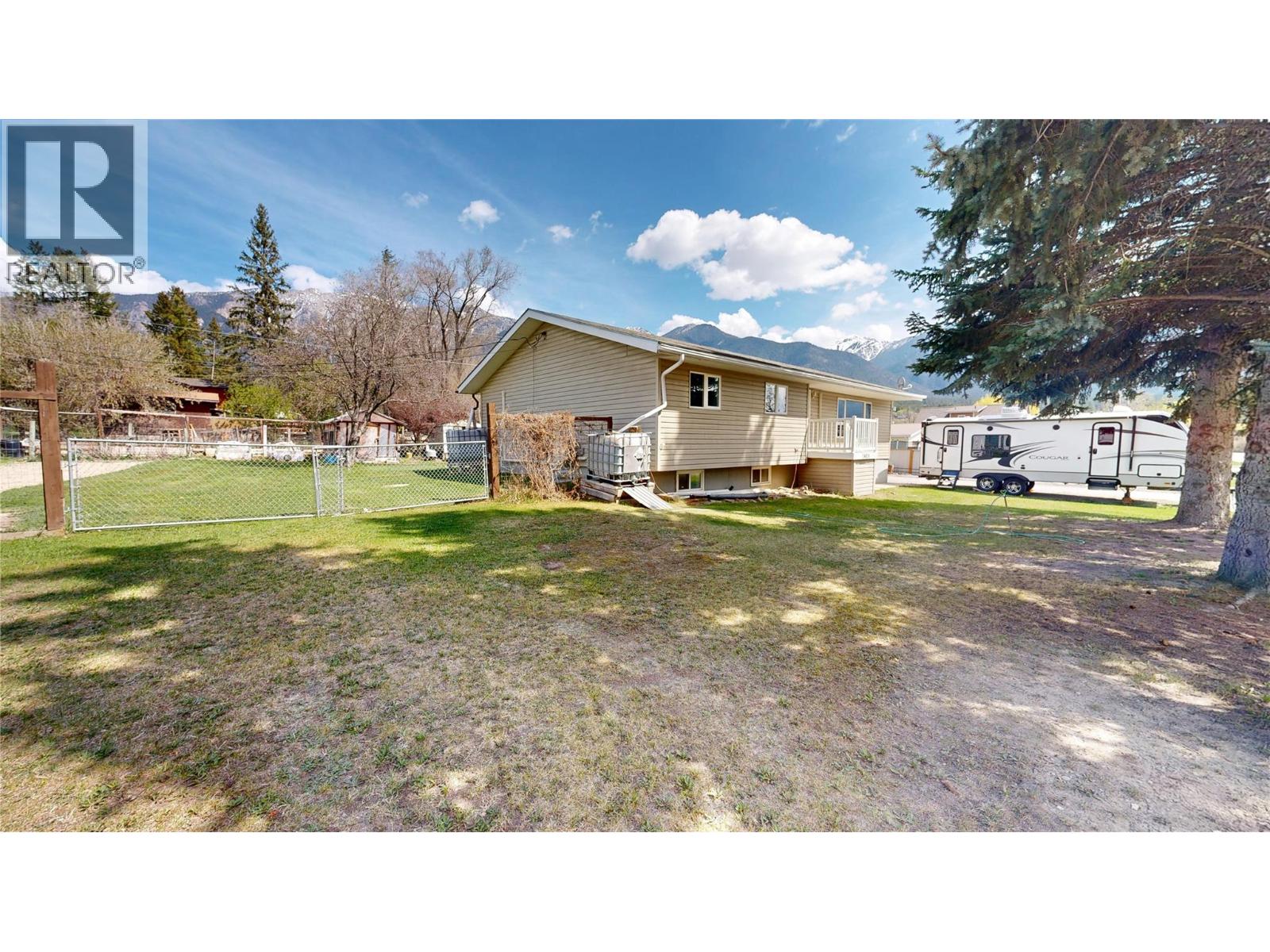 4835 Purcell Avenue, Edgewater, British Columbia  V0A 1E0 - Photo 32 - 10386916