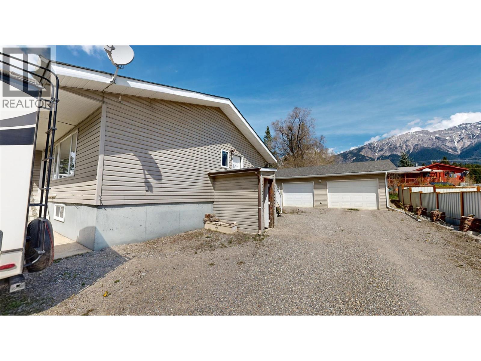 4835 Purcell Avenue, Edgewater, British Columbia  V0A 1E0 - Photo 34 - 10386916