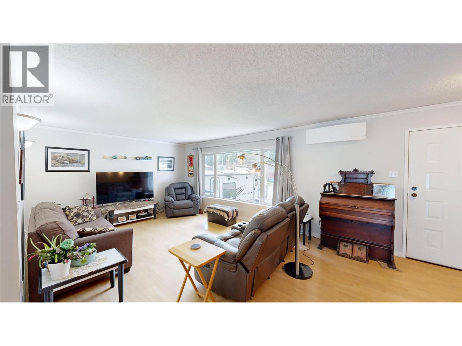 4835 Purcell Avenue, Edgewater, British Columbia  V0A 1E0 - Photo 4 - 10386916