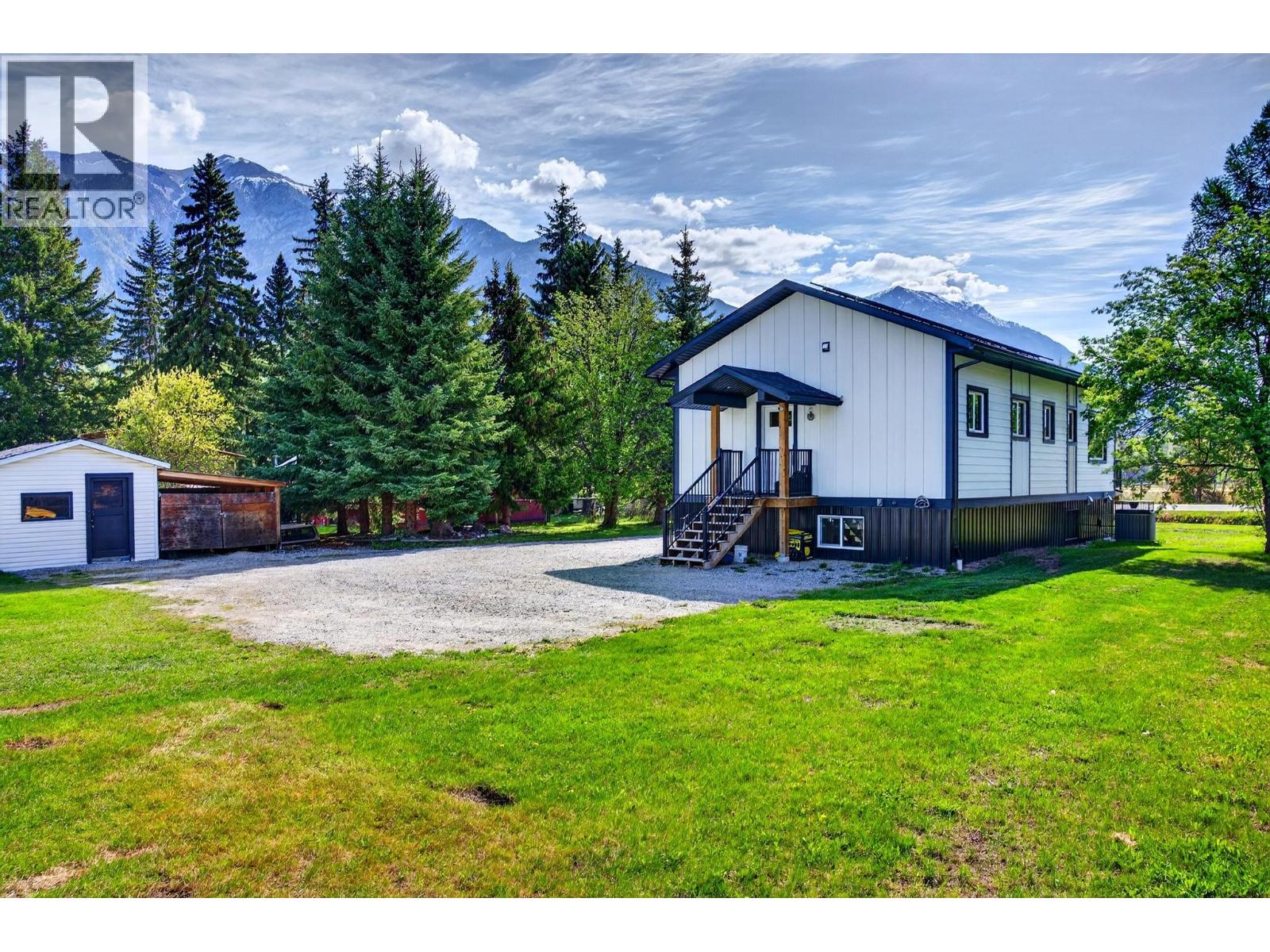 888 Canyon Creek Road, Golden, British Columbia  V0A 1H2 - Photo 2 - 10387220