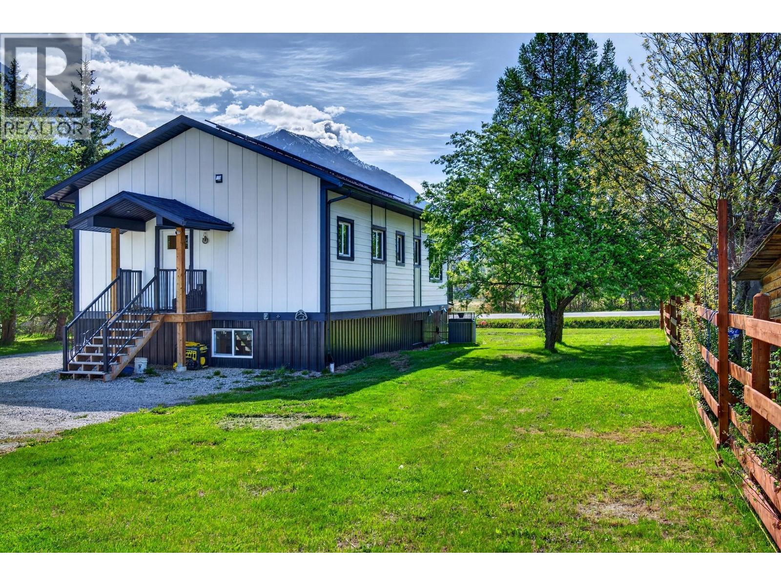 888 Canyon Creek Road, Golden, British Columbia  V0A 1H2 - Photo 3 - 10387220