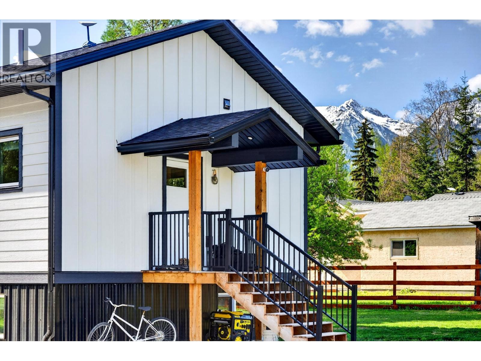 888 Canyon Creek Road, Golden, British Columbia  V0A 1H2 - Photo 4 - 10387220