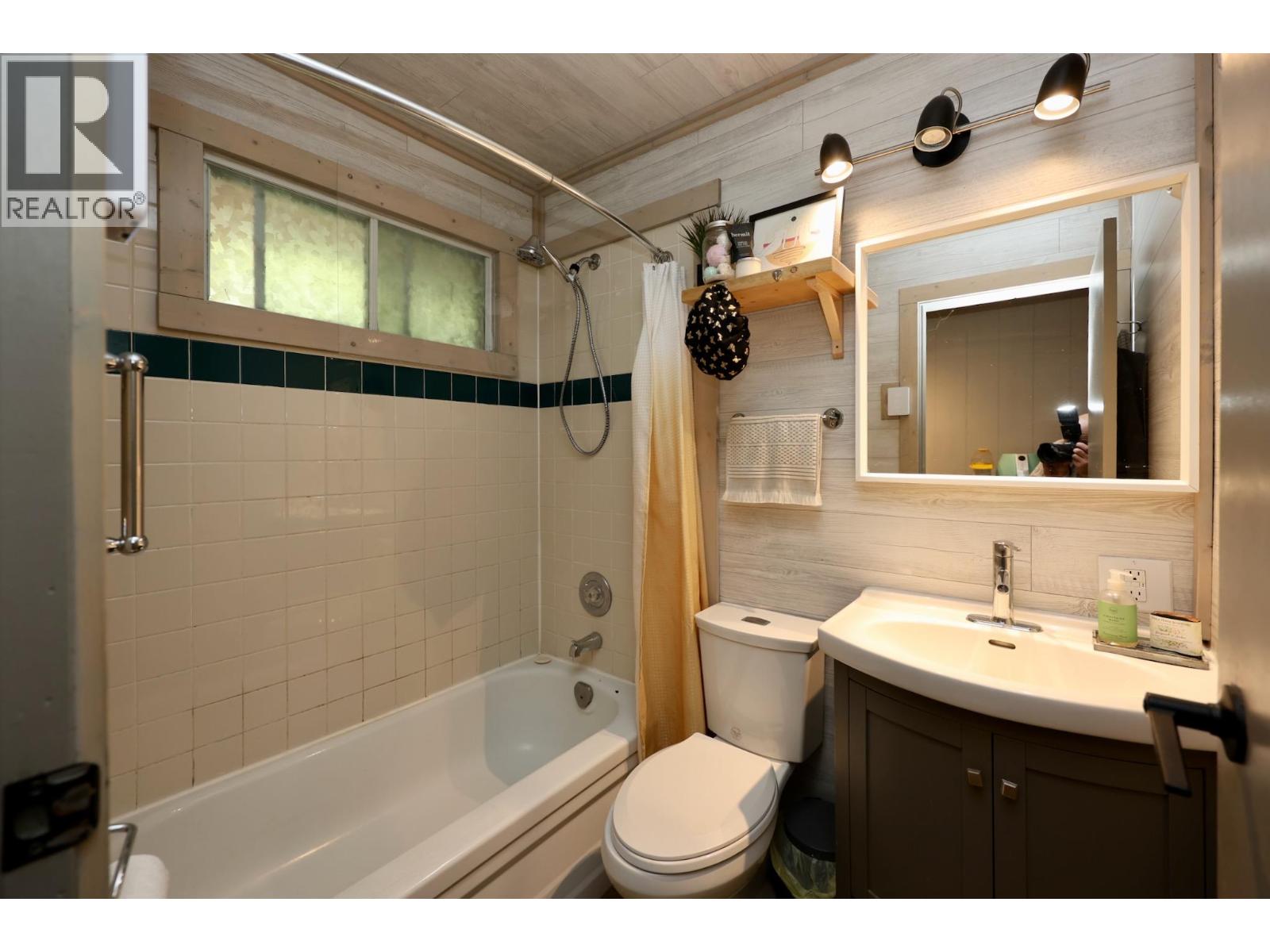 486 Champagne Road Unit# 1, 2, 3,, Golden, British Columbia  V0A 1H2 - Photo 13 - 10388082