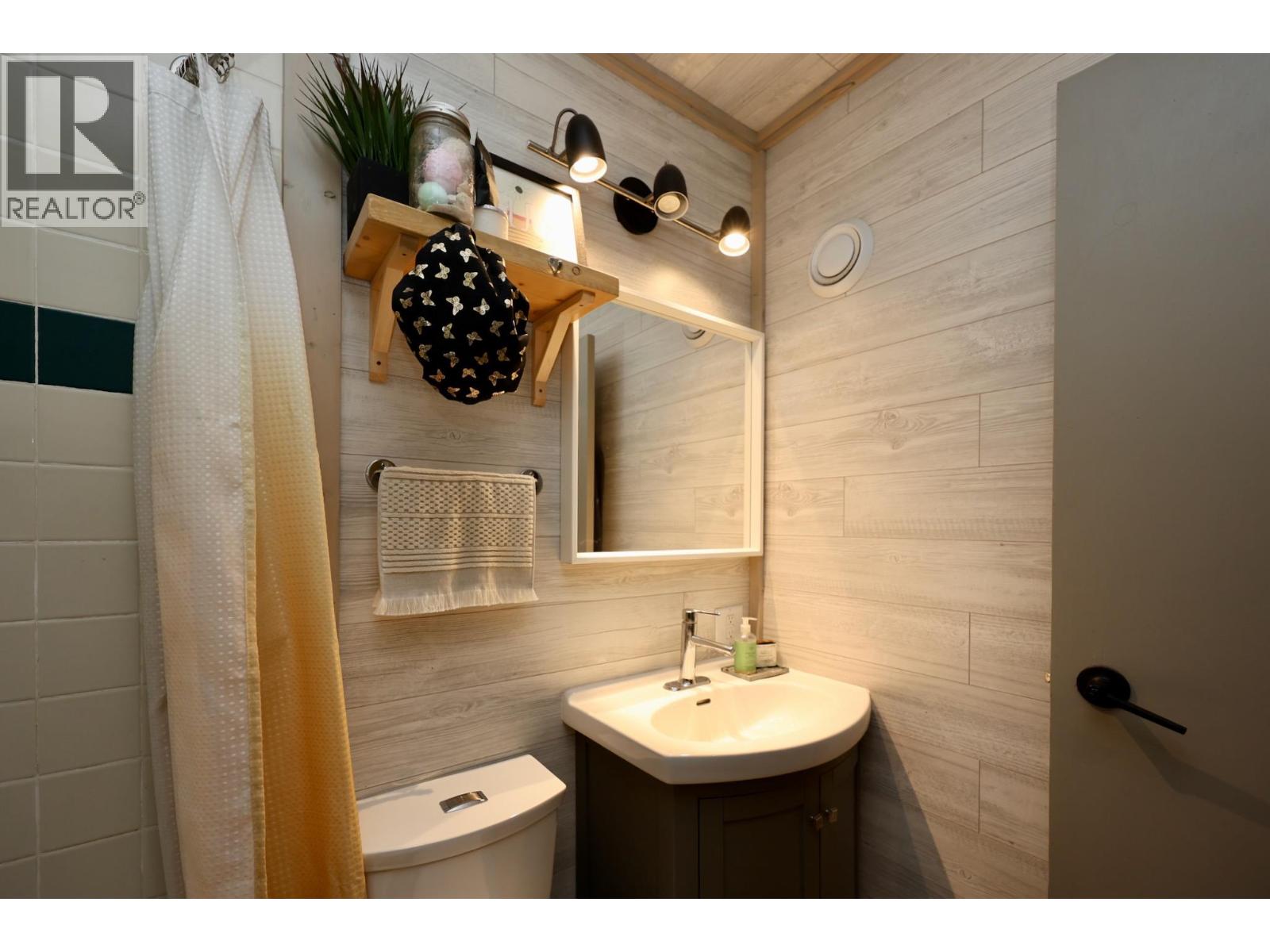 486 Champagne Road Unit# 1, 2, 3,, Golden, British Columbia  V0A 1H2 - Photo 14 - 10388082