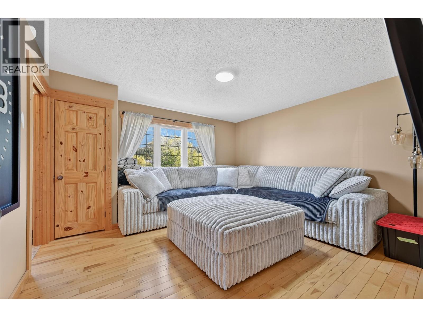4852 Riverview Drive, Edgewater, British Columbia  V0A 1E0 - Photo 10 - 10388240