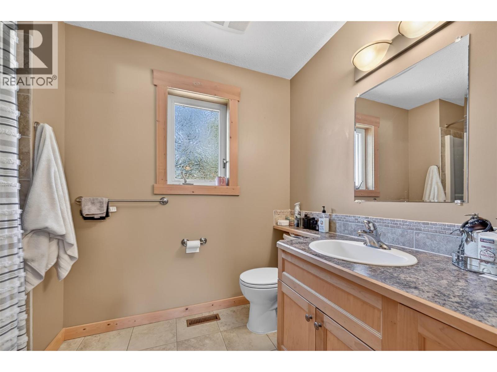 4852 Riverview Drive, Edgewater, British Columbia  V0A 1E0 - Photo 16 - 10388240