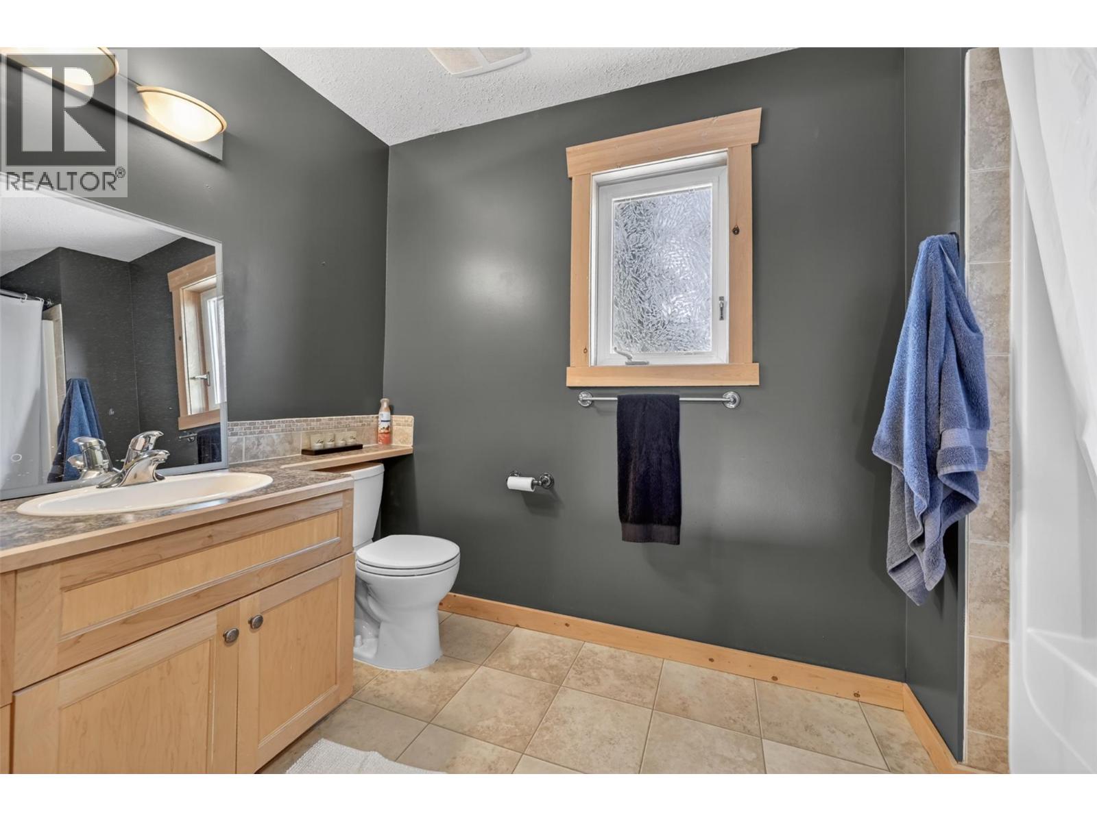 4852 Riverview Drive, Edgewater, British Columbia  V0A 1E0 - Photo 21 - 10388240