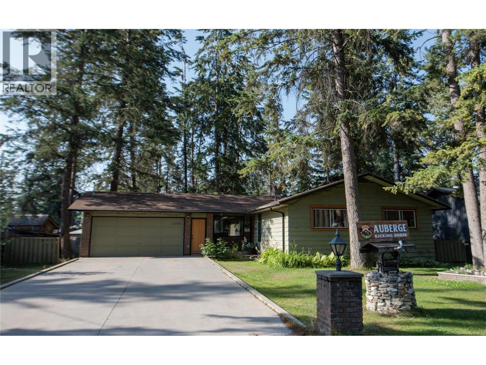 1306 Selkirk Drive, Golden, British Columbia  V0A 1H6 - Photo 2 - 10389580