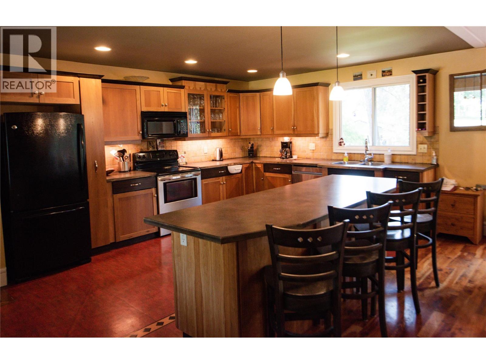 1306 Selkirk Drive, Golden, British Columbia  V0A 1H6 - Photo 6 - 10389580