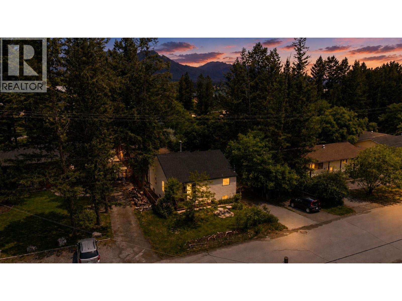 1409 10th Avenue, Invermere, British Columbia  V0A 1K0 - Photo 2 - 10390052