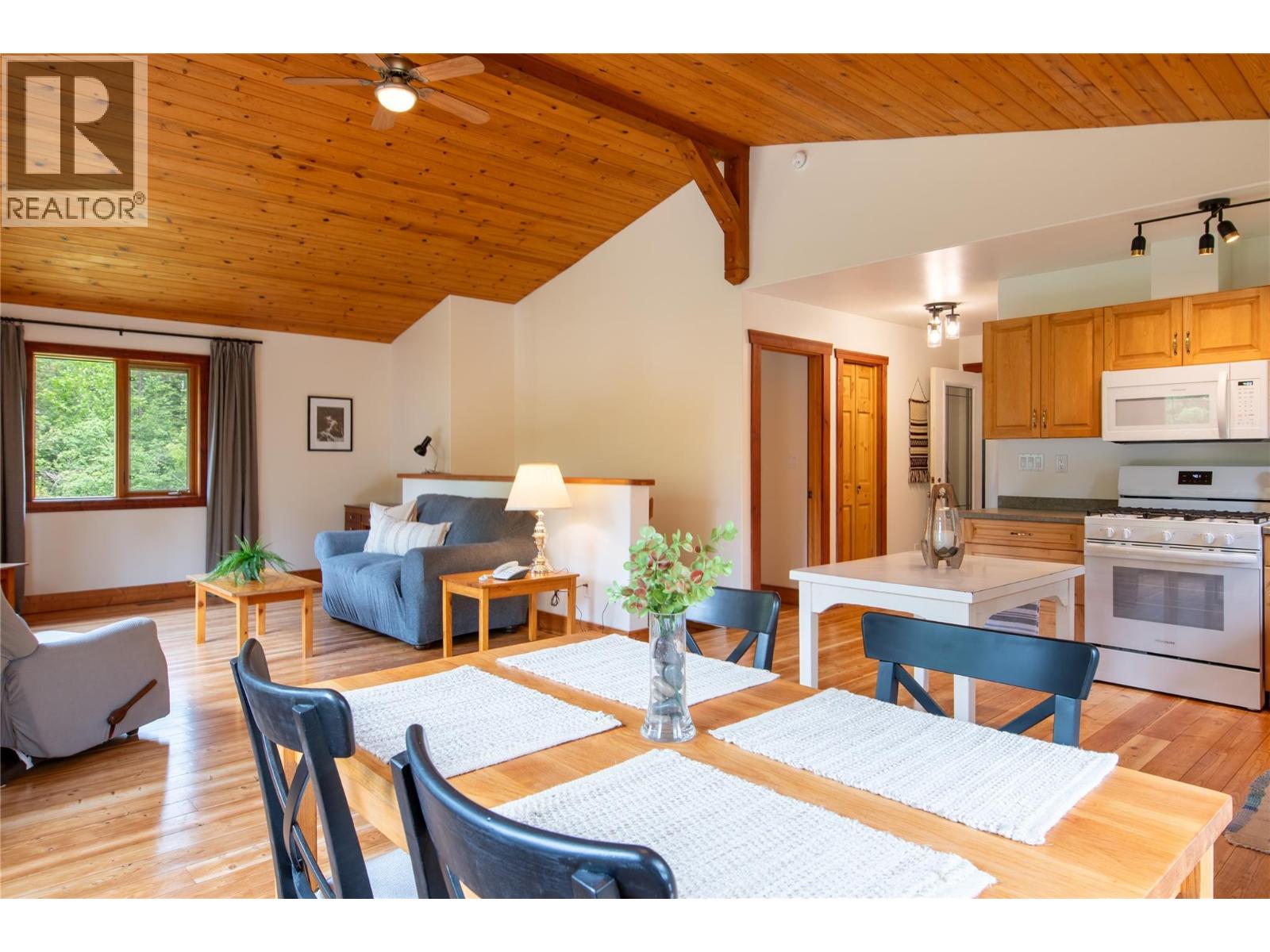 2415 Kettleston Road, Golden, British Columbia  V0A 1H1 - Photo 3 - 10390585
