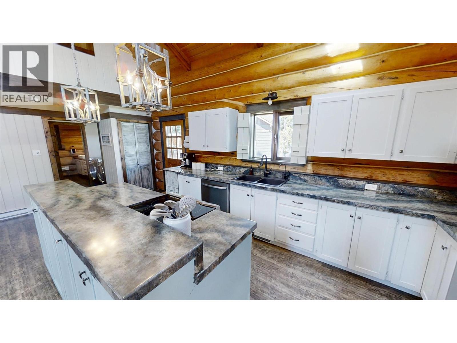 1600 14th Street, Invermere, British Columbia  V0A 1K0 - Photo 3 - 10392806