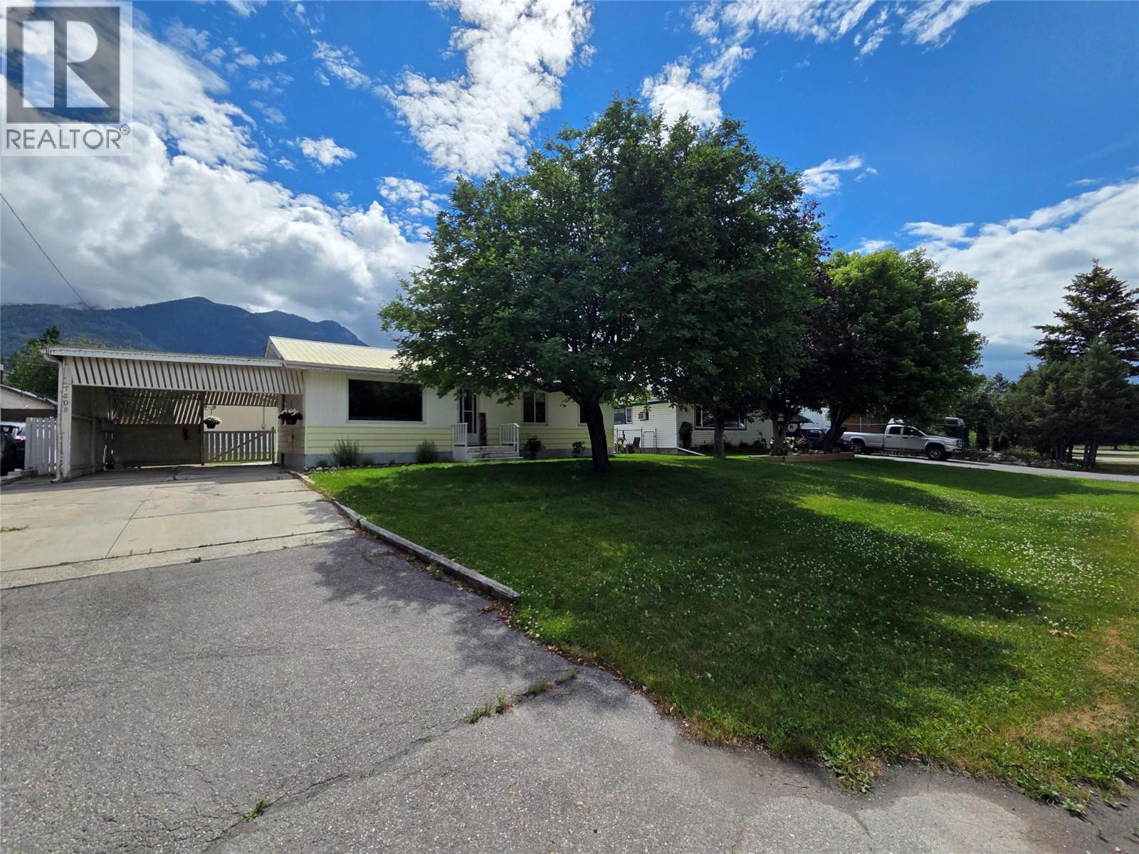 7508 Jackson Avenue, Radium Hot Springs, British Columbia