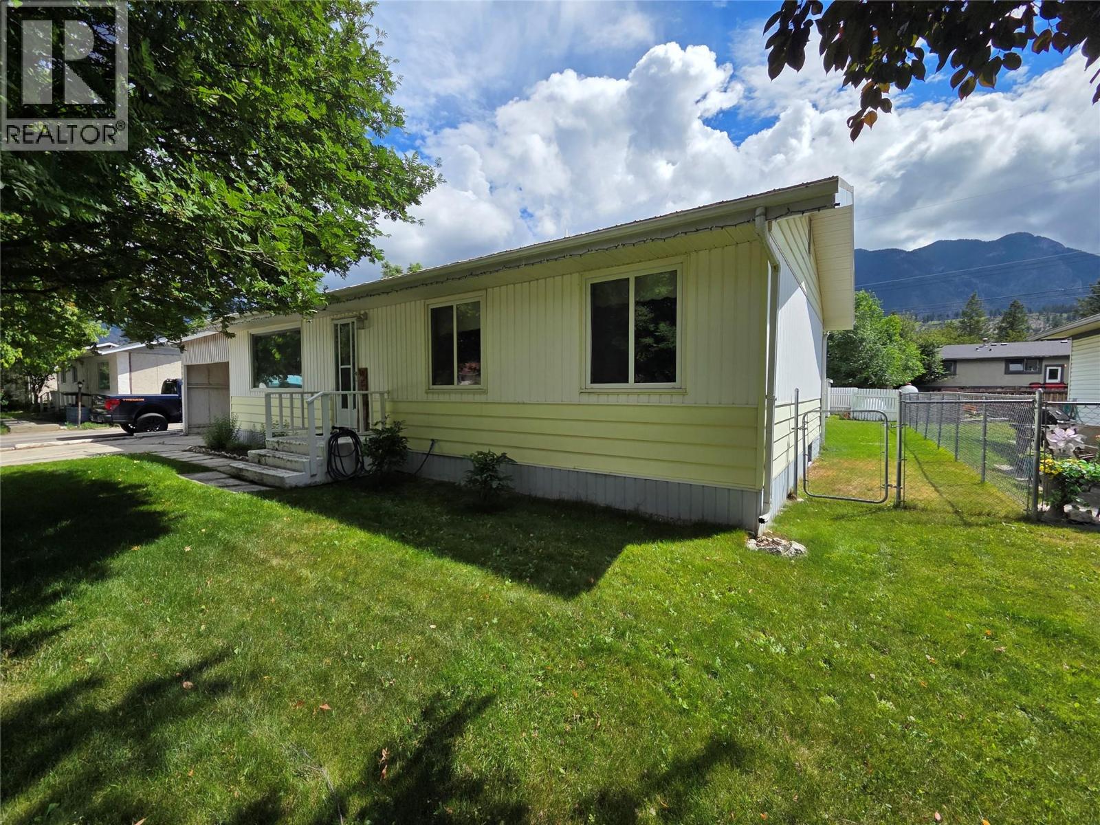 7508 Jackson Avenue, Radium Hot Springs, British Columbia  V0A 1M0 - Photo 3 - 10393344
