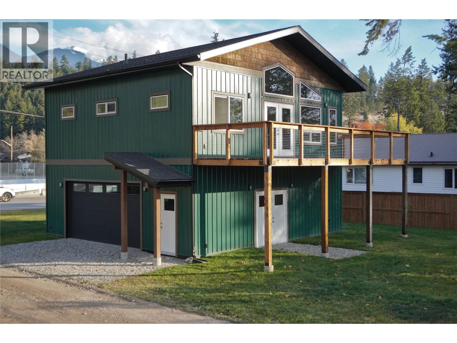 905 13 Avenue S, Golden, British Columbia