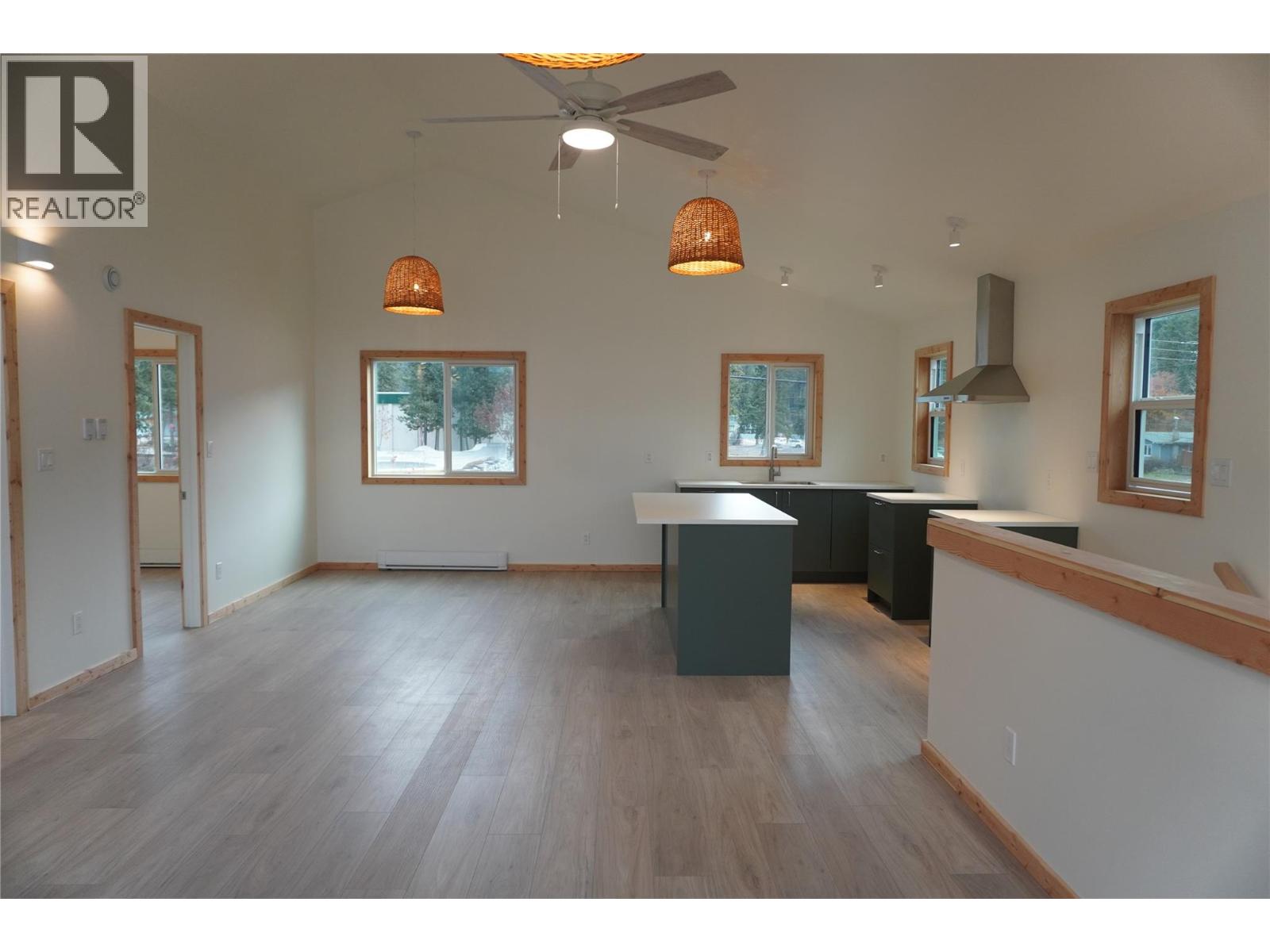 905 13 Avenue S, Golden, British Columbia  V0A 1H0 - Photo 2 - 10393657
