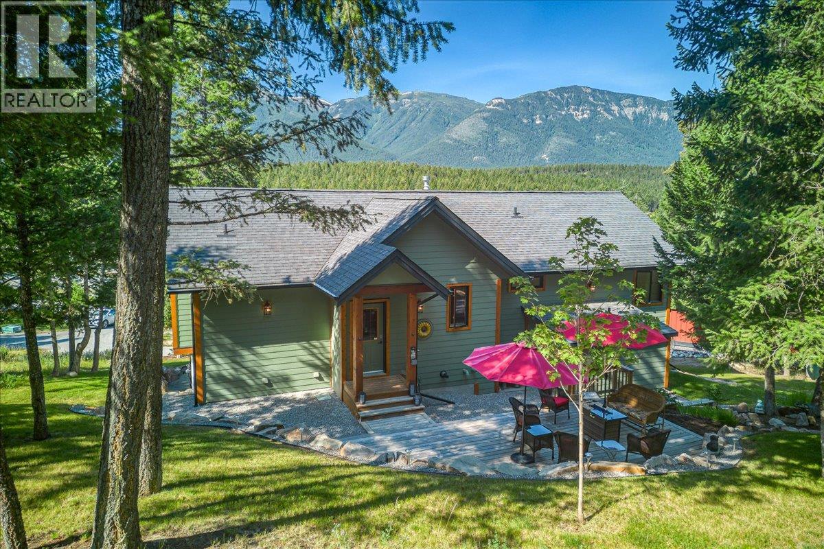 2545 Sandstone Court, Invermere, British Columbia  V0A 1K6 - Photo 2 - 10394415
