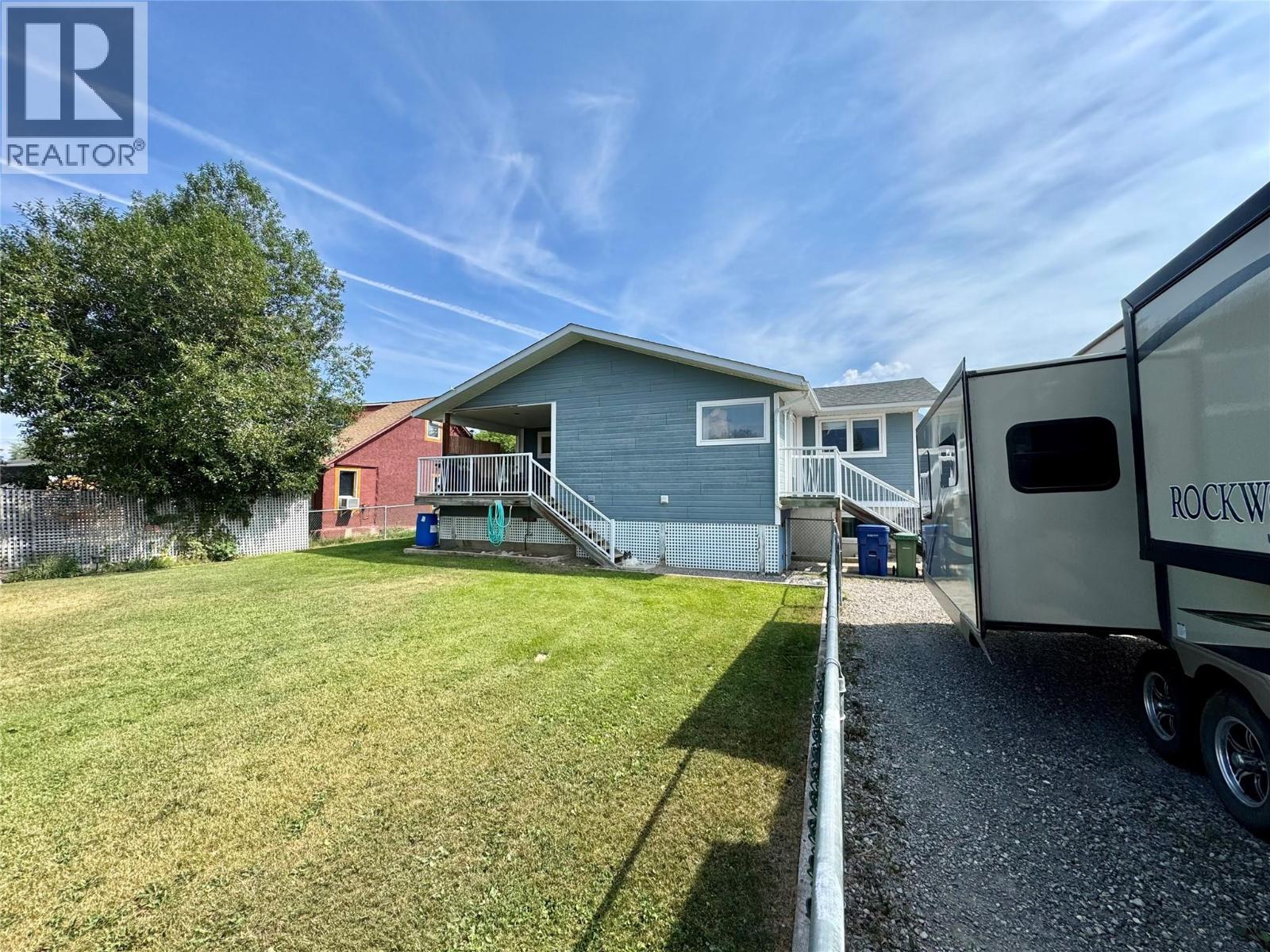 910 5th Ave Avenue, Invermere, British Columbia  V0A 1K0 - Photo 2 - 10395785