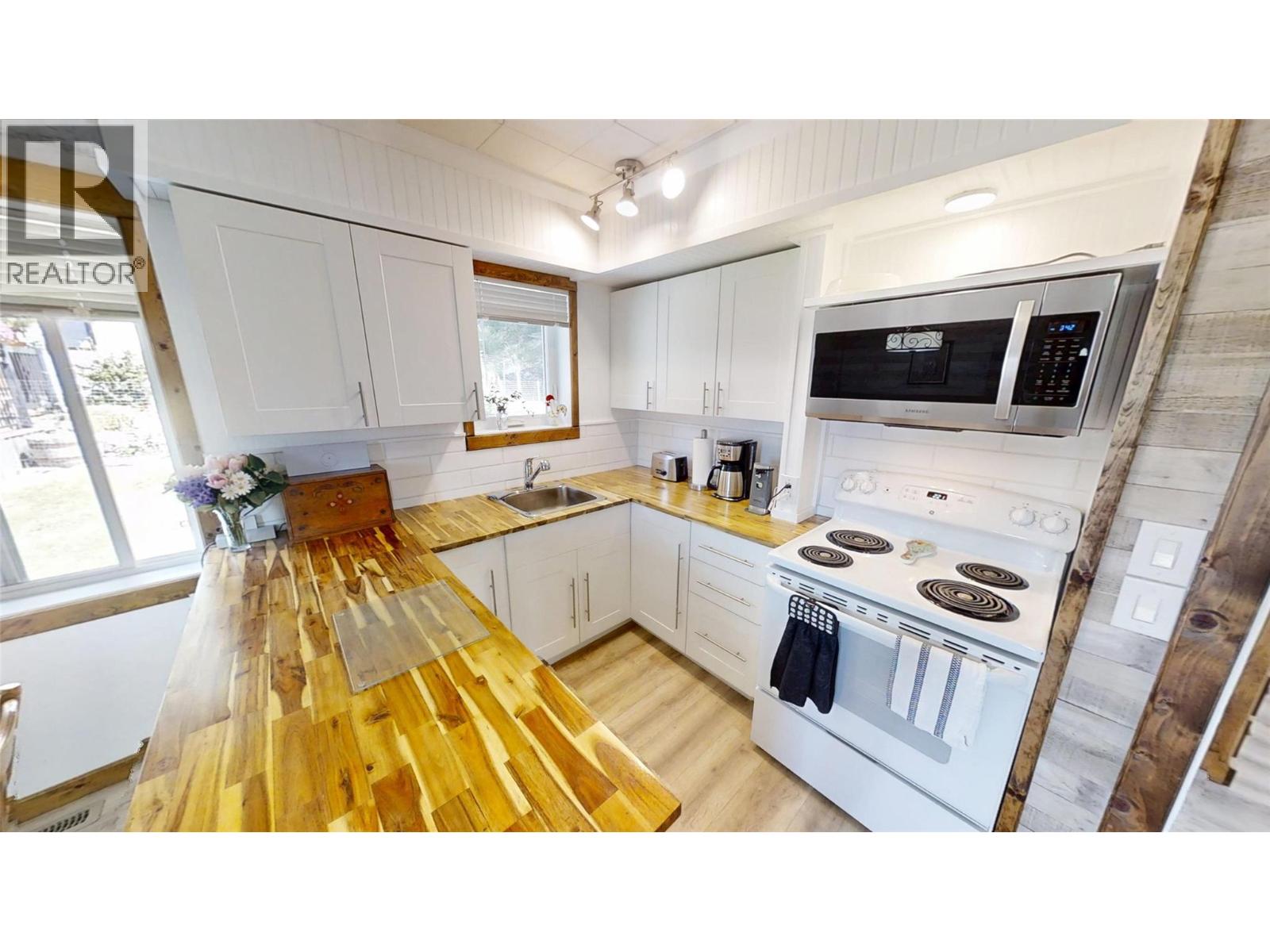 5564/5574 Highway 95 Highway, Edgewater, British Columbia  V0A 1E0 - Photo 12 - 10396914