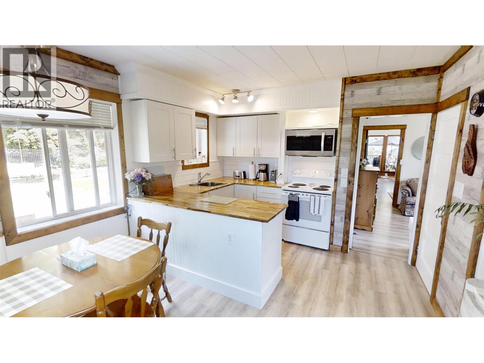 5564/5574 Highway 95 Highway, Edgewater, British Columbia  V0A 1E0 - Photo 16 - 10396914