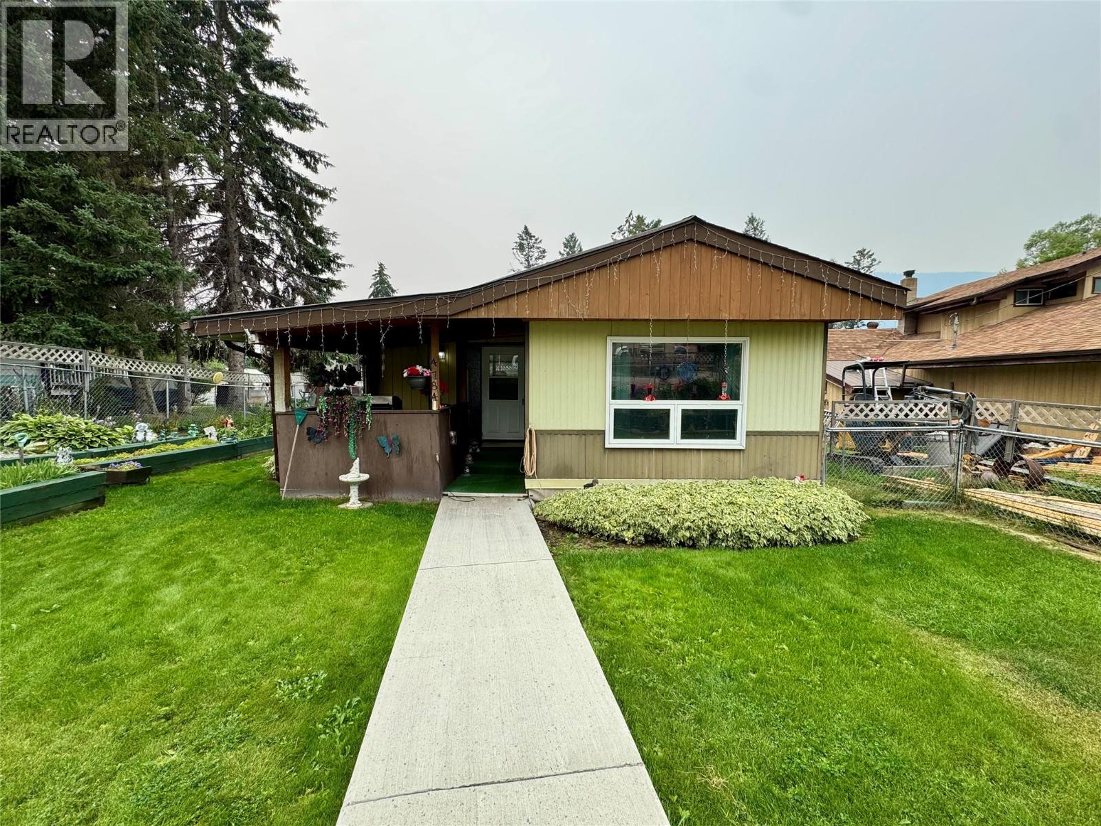 4784 Selkirk Avenue, Edgewater, British Columbia
