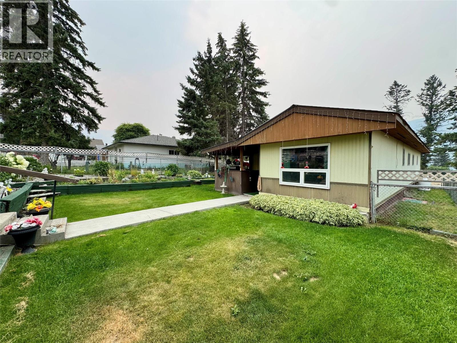 4784 Selkirk Avenue, Edgewater, British Columbia  V0A 1E0 - Photo 2 - 10398338