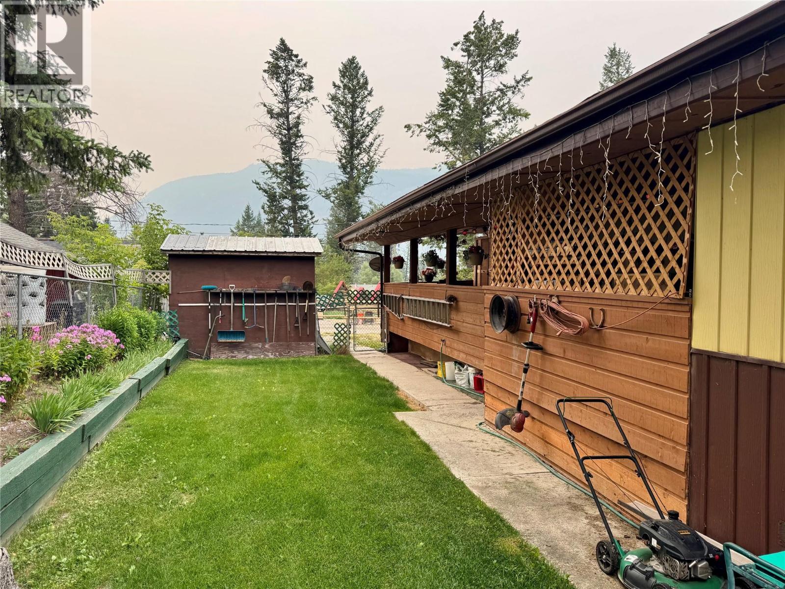 4784 Selkirk Avenue, Edgewater, British Columbia  V0A 1E0 - Photo 5 - 10398338