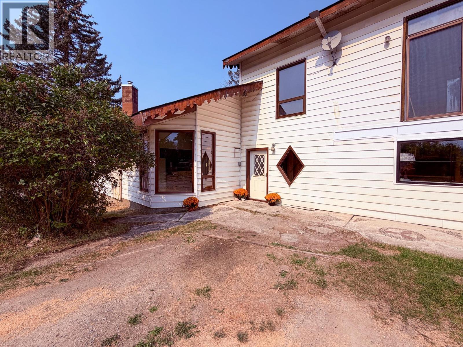 5740 95 Highway, Edgewater, British Columbia  V0A 1E0 - Photo 2 - 10398525