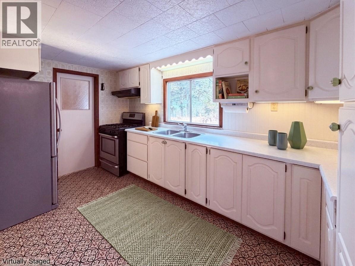 5740 95 Highway, Edgewater, British Columbia  V0A 1E0 - Photo 5 - 10398525
