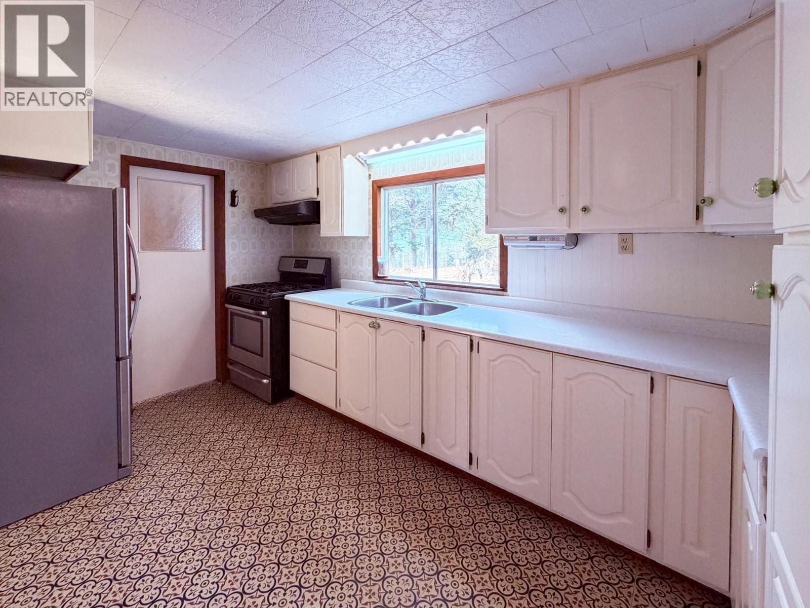 5740 95 Highway, Edgewater, British Columbia  V0A 1E0 - Photo 6 - 10398525