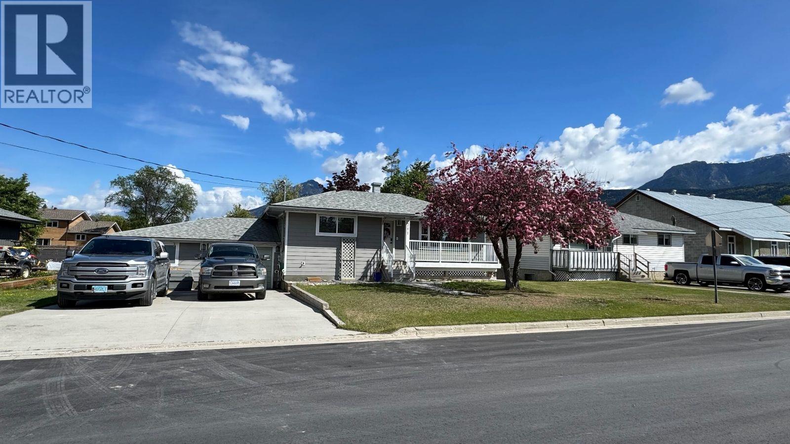 711 10TH Street S, Golden, British Columbia