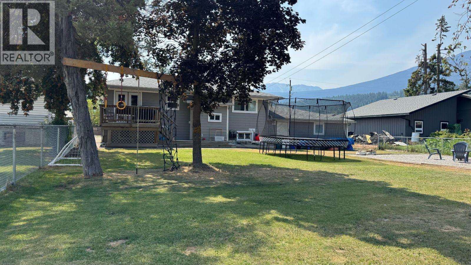 711 10th Street S, Golden, British Columbia  V0A 1H0 - Photo 2 - 10397870