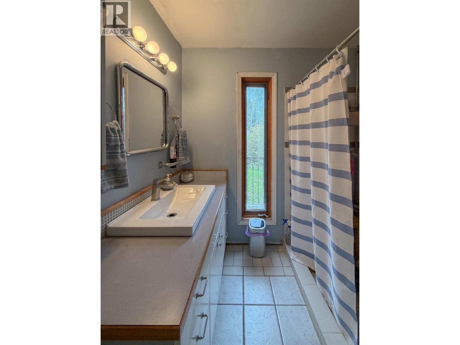 2529 95 Highway, Brisco, British Columbia  V0A 1B0 - Photo 15 - 10400401