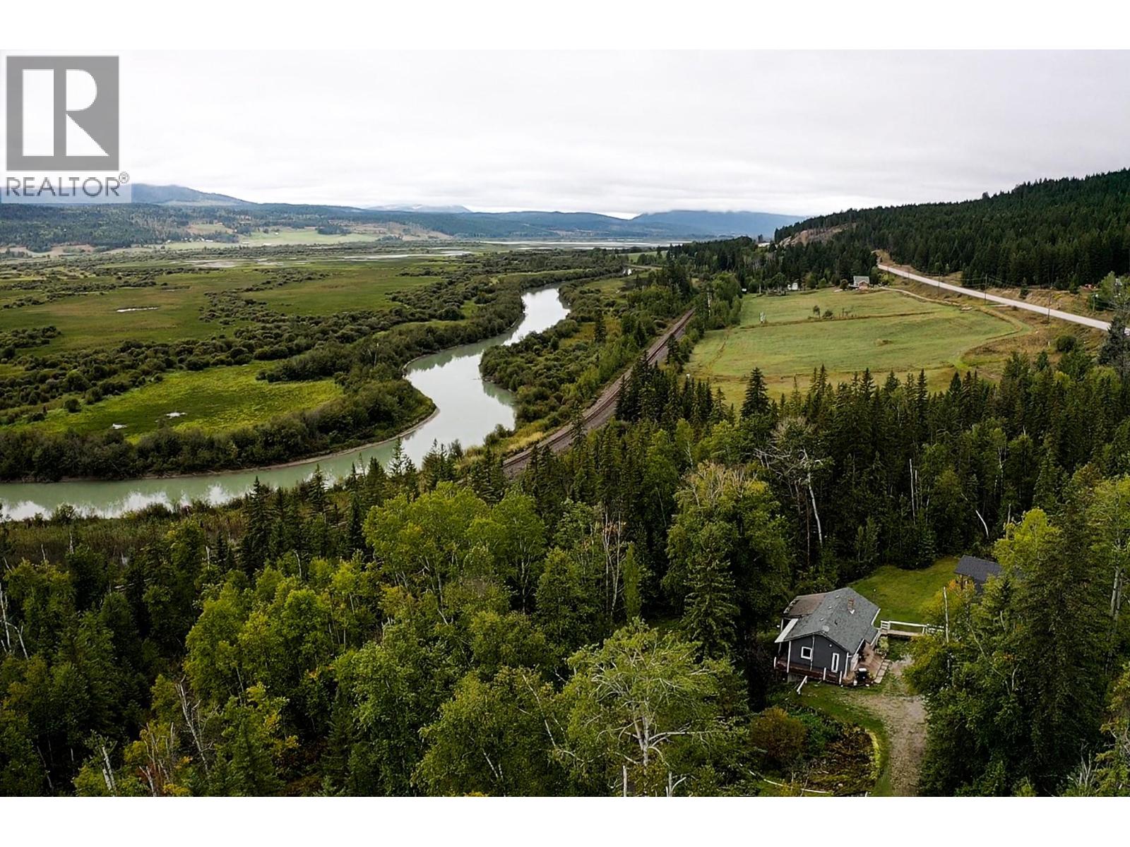 2529 95 Highway, Brisco, British Columbia  V0A 1B0 - Photo 2 - 10400401