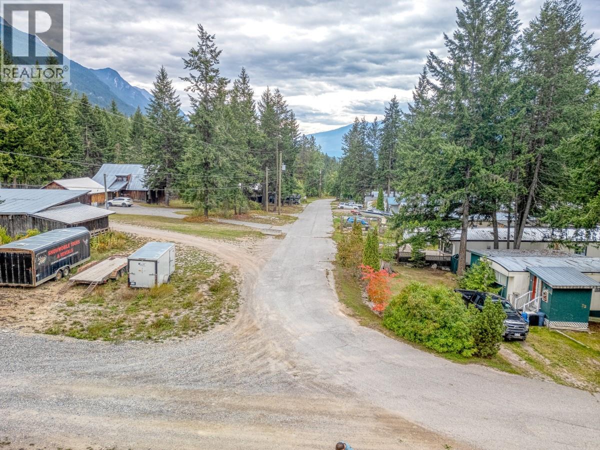 470 Reflection Lake Road, Golden, British Columbia  V0A 1H6 - Photo 12 - 10400928