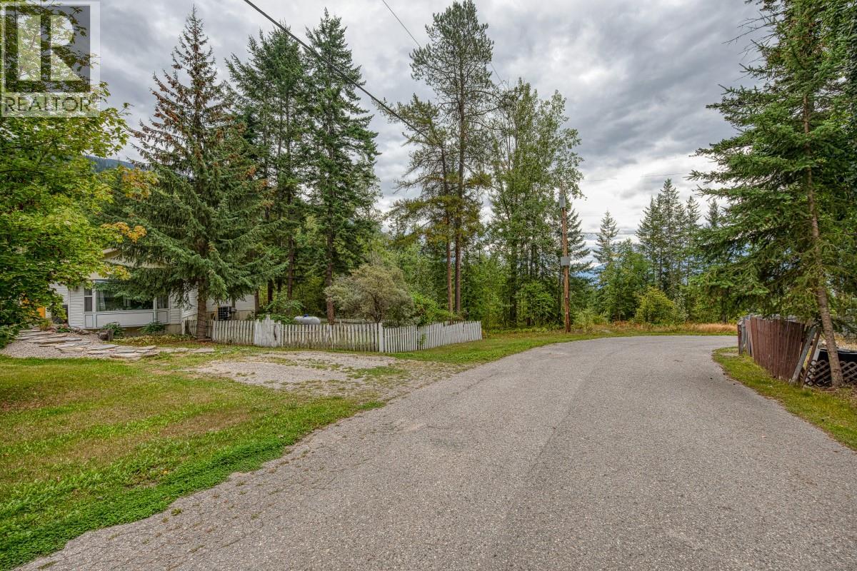 470 Reflection Lake Road, Golden, British Columbia  V0A 1H6 - Photo 43 - 10400928