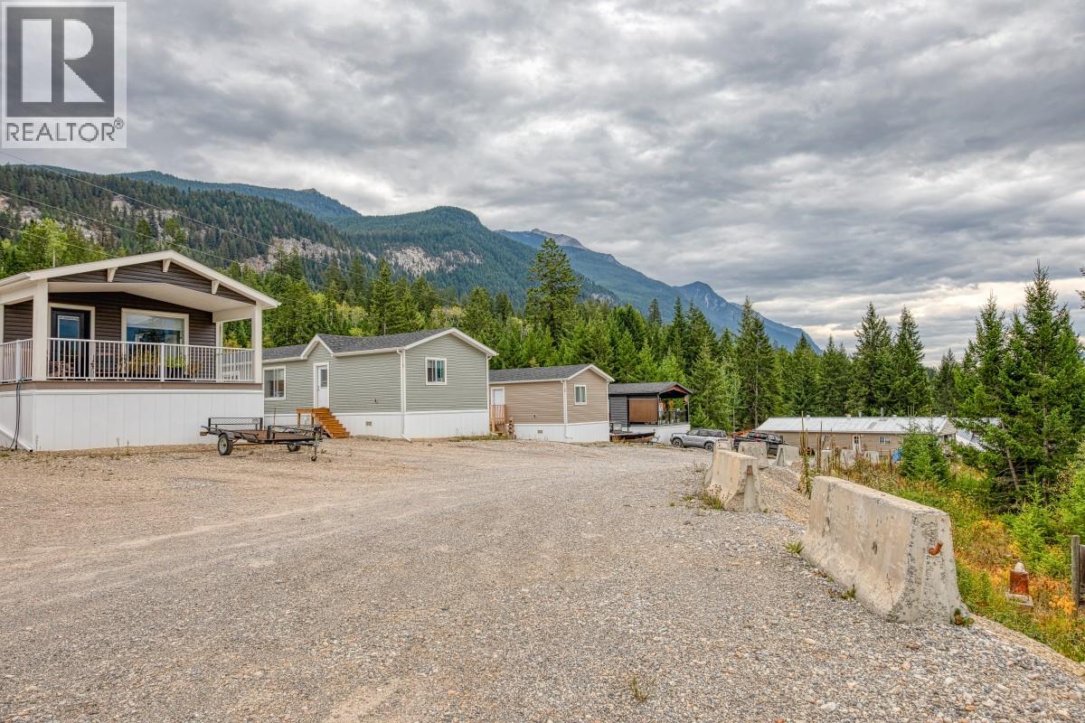 470 Reflection Lake Road, Golden, British Columbia  V0A 1H6 - Photo 6 - 10400928