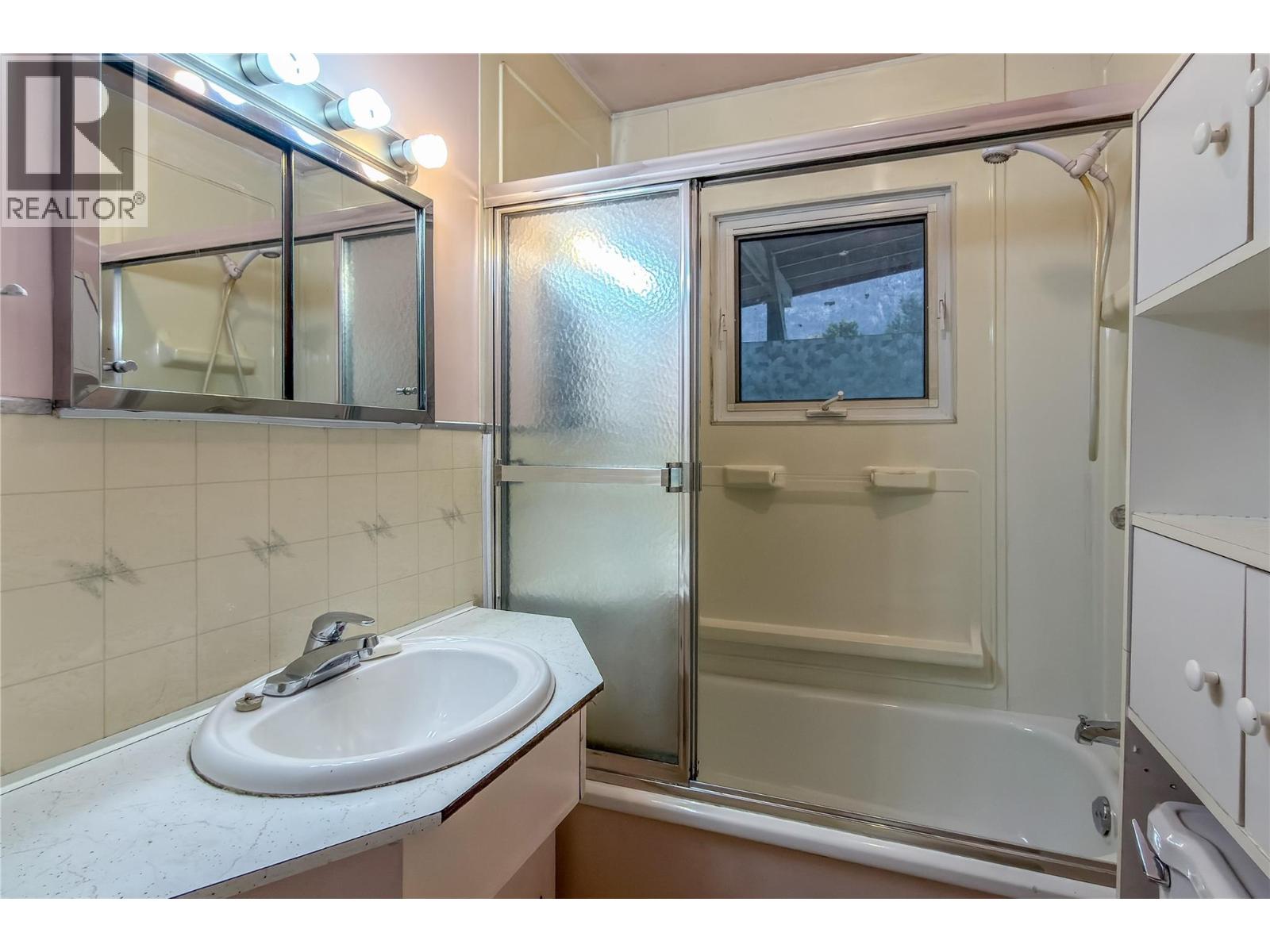 909 Ryter Road W, Golden, British Columbia  V0A 1H2 - Photo 11 - 10402026
