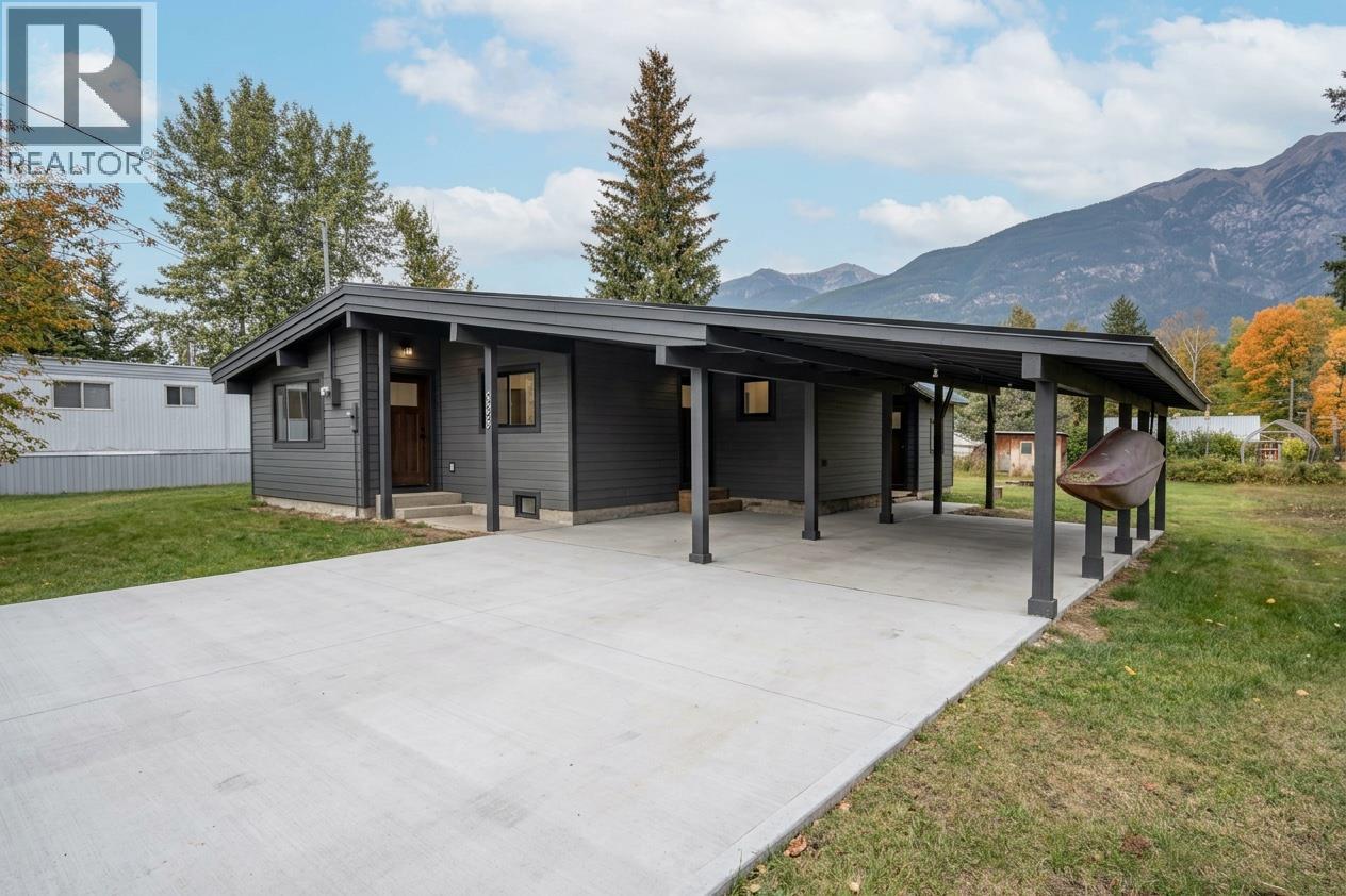 909 Ryter Road W, Golden, British Columbia  V0A 1H2 - Photo 2 - 10402026